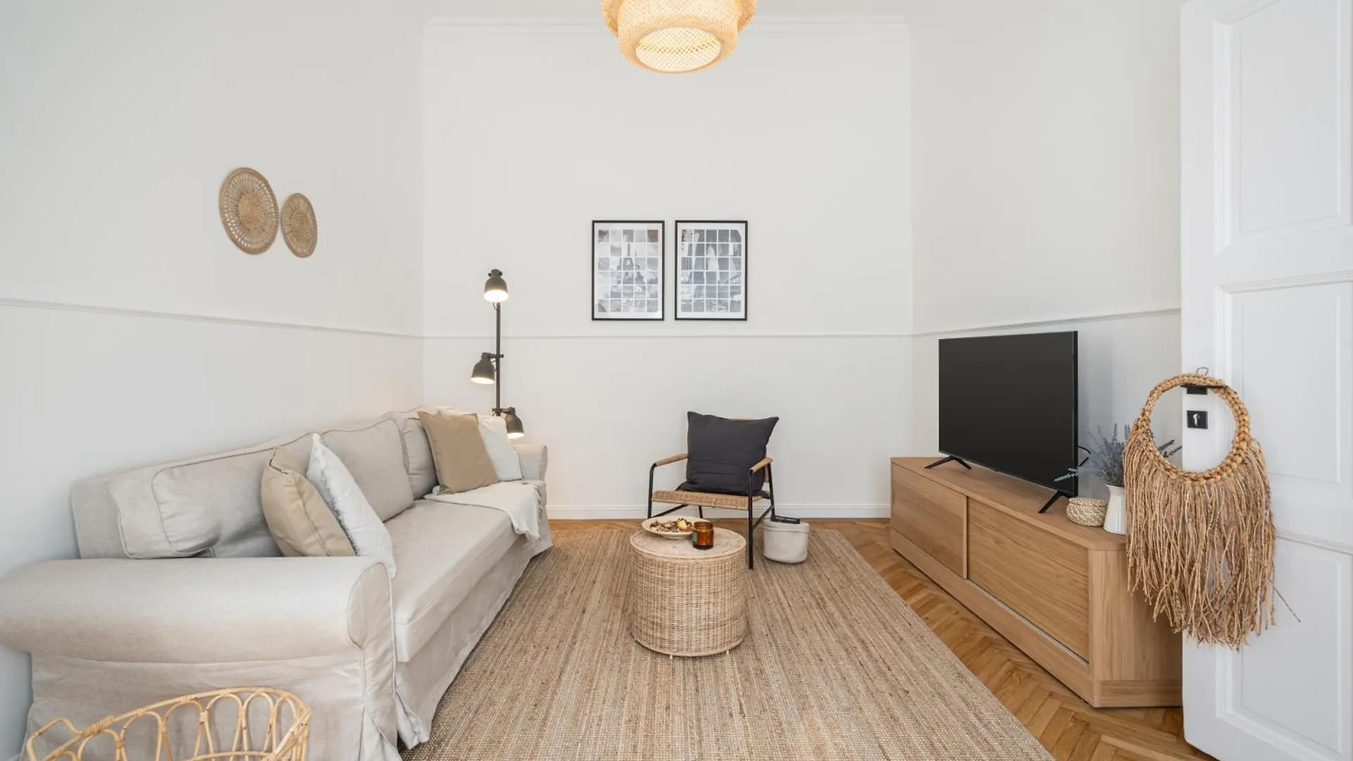Empire Echo 2-Bdr Apartment의 연락처